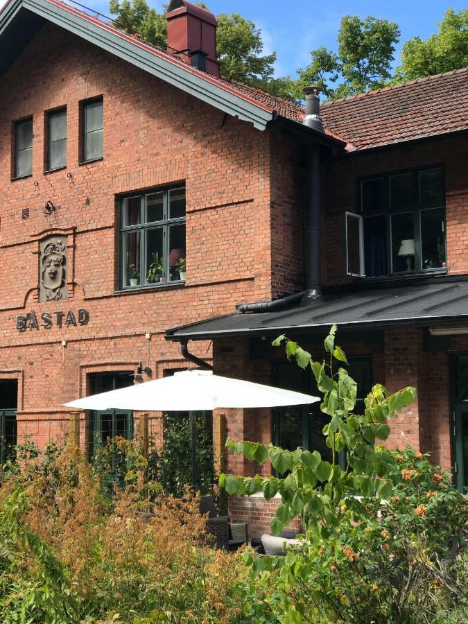 Tree Top Hill - The Old Station House - Bastad Holiday Apartments Exterior foto